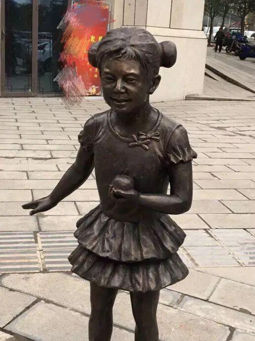 网红何炅雕塑,笑星何炅的永恒魅力