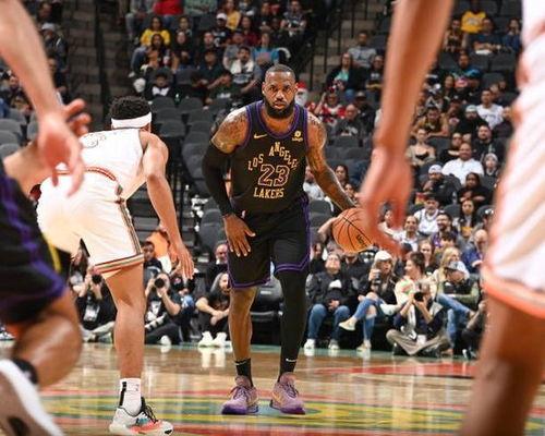 黄蜂对湖人女主播,精彩瞬间引球迷热议”